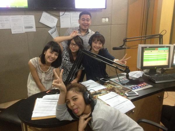 Infusionet's tweet photo. Yuk pantengin #JKT48ONOZYUMMY brg member @officialJKT48, udah ada @jcvanJKT48 @bebyJKT48 @shaniaJKT48 @kinalJKT48 http://t.co/cl16yGfaig