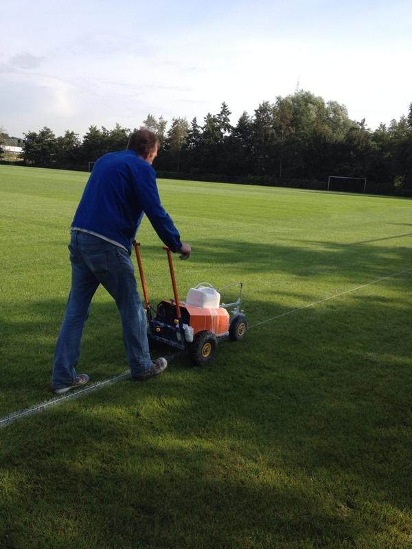 Vrijwilligers weer hard bezig de velden speelklaar te maken.