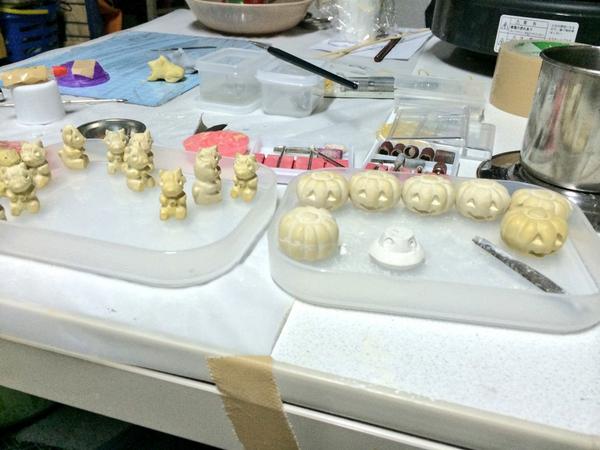 osu_artin's tweet photo. サブフェスで販売するキーホルダー制作風景でしゅ！愛情込めてヤスリがけしてるしゅーよ！ http://t.co/oRR3aQa39f