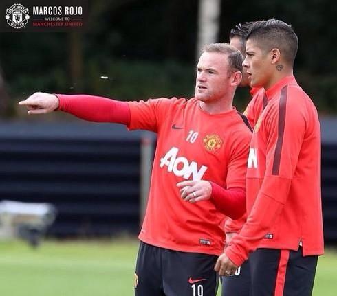 StupidJimWhite's tweet photo. Shrek- "That's Tom Cleverly he's shite do not pass him the ball!"

More on #SSNHQ #MUFC http://t.co/hUHSfEcHyg