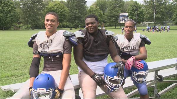 CBSMornings's tweet image. Ferguson high school football team carries on in midst of protests for Michael Brown: cbsn.ws/XCENzM
