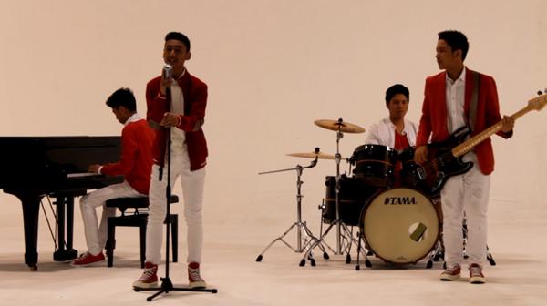 Penasaran mereka lagi nyanyi'in lagu apa?