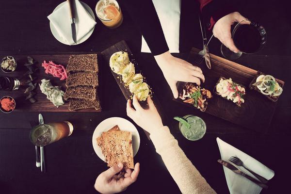 Craft cocktails. Scandinavian fare. Rustic atmosphere. Portland Hunt &amp; Alpine Club in Maine.
gallivant.com/sip/portland-h…