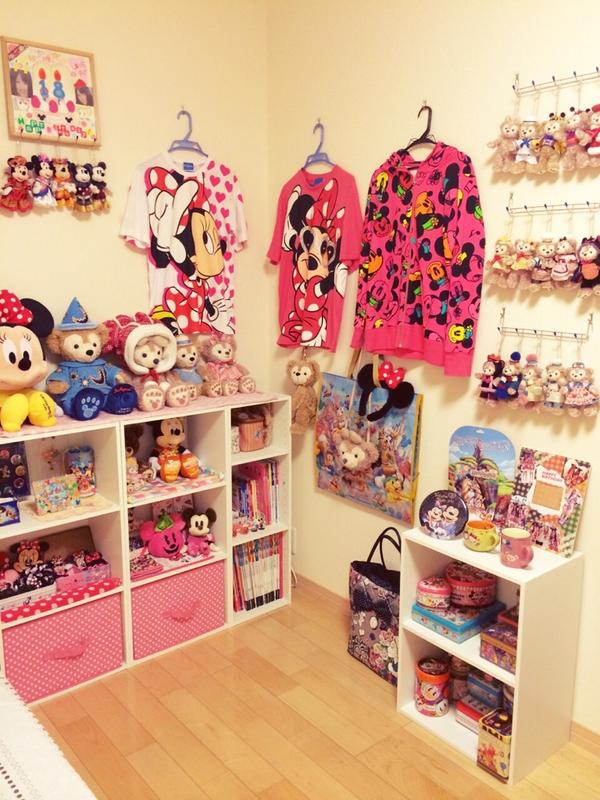 Shiorin ディズニーコーナー ˆᴗˆ 少しでも気になったらrt こんな部屋でも引かないよって人rt ディズニー好きによるディズニー好きのためのフォロー祭り ディズニークラスタがd満載のお部屋全景や一角を晒す Http T Co Otwalmttxn