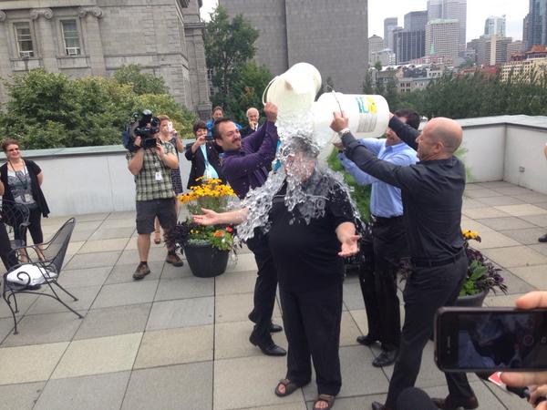 Et voilà ! Denis Coderre a réalisé son #IceBucketChallenge aux profits de la recherche sur la maladie de Lou Gehrig