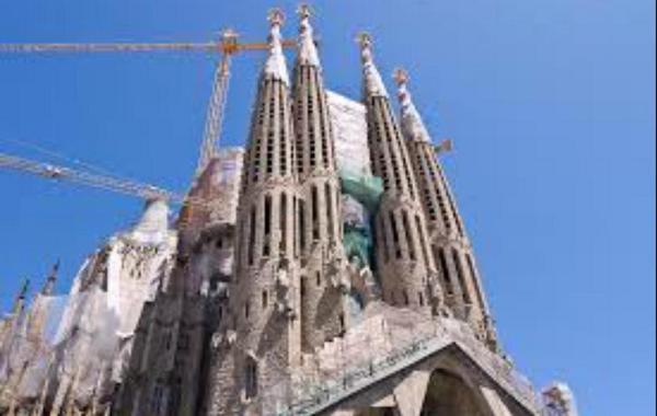 Luciafreestyle's tweet photo. "@tripon10: Dicen los catalanes que los andaluces somos flojos.
La Sagrada Familia se empezo en 1882
Enga 🙋 taluego http://t.co/DXFW5kuKjn"