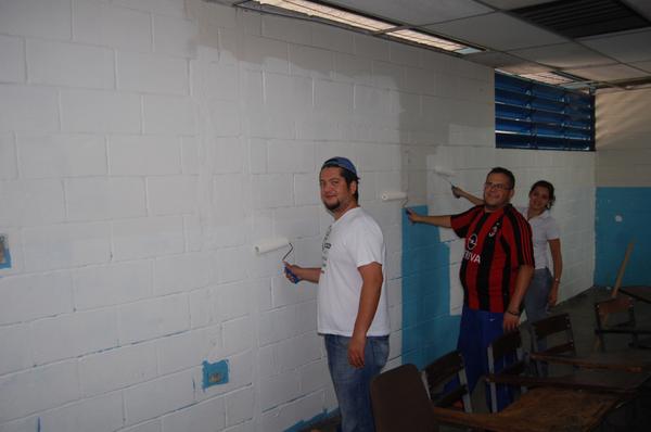 potencial_vzla's tweet photo. @mppeuoac Comunidad universitaria d la Uptaeb inicia jornada d pintura en salones d clases #CayapaUniversitaria http://t.co/r1C7qfFU8w
