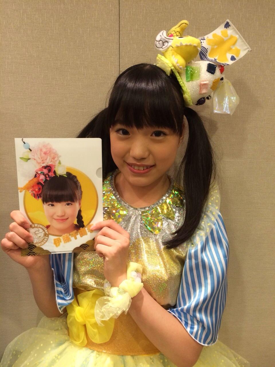 Team Shachi チームしゃちほこ ひまつぶし Tsutayaさんでご購入いただくとショップごとのオリジナル特典として 伊藤千由李 Ver のa5ファイルが先着でついてきます 桃太郎 Syachi Http T Co Mcywenvrkx Twitter