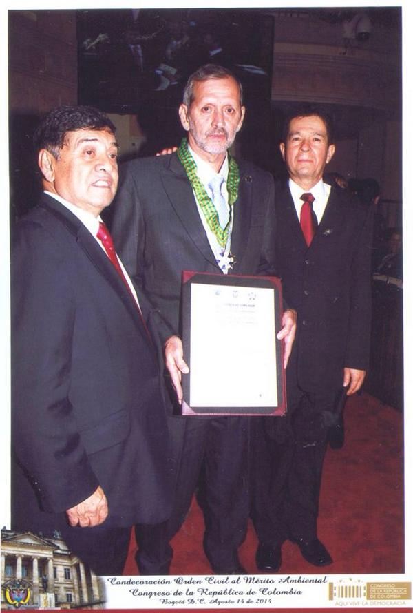 cimakids's tweet photo. Nuestra felicitación a Sergio Gaitan, expositor de @cimakids por la condecoracion al merito en educación ambiental http://t.co/uXkJ0Rr86k