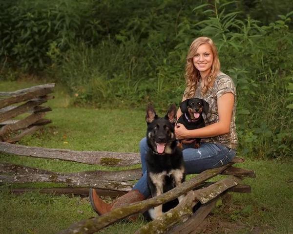 KayleeRae7's tweet photo. Senior pics 2015 http://t.co/yyVFAkQHLO
