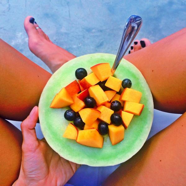jodiejchapman's tweet photo. Being lazy about making lunch so I threw this together #honeydew #fruitbow #cleaneating #organic #healthyliving π http://t.co/gYTmwqoagT