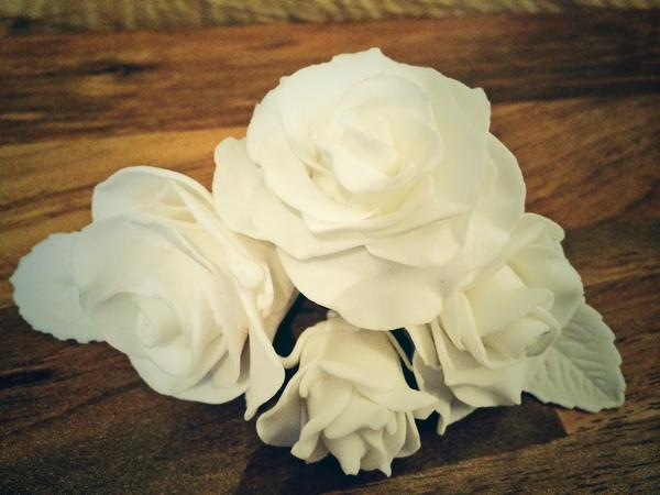 ThatPastryGuy's tweet photo. Practicing my gumpaste sugar flowers http://t.co/n1uCshLDPM