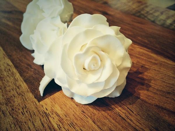 ThatPastryGuy's tweet photo. Practicing my gumpaste sugar flowers http://t.co/n1uCshLDPM