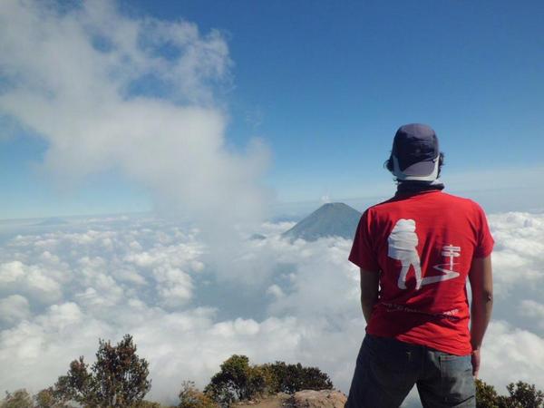 Keren deckk'@deckyadriana: Puncak gunung sumbing @DjamurBDG  #Learningbytraveling #3371mdpl #IndonesiaBagus '