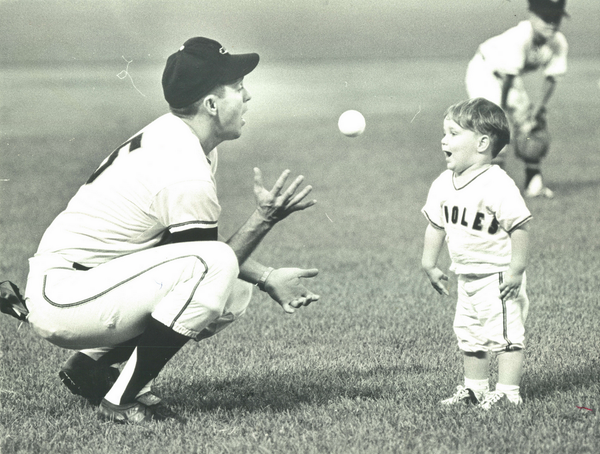 RetroBaltimore's tweet photo. #throwbackthursday: Brooks Robinson and his son playing catch, August 22, 1965. http://t.co/7kPslAE9AA http://t.co/6zgrn9JeR5