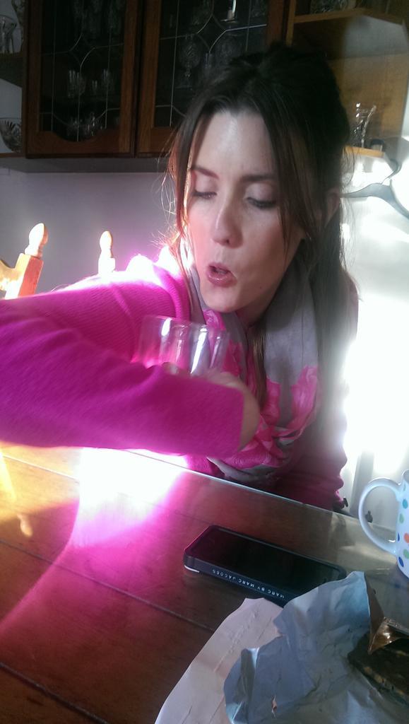 NicoleSutt's tweet photo. "Look, this is how sloths would drink" - @fifitriixibelle #Sloths #Sister #SuperiorSister #CrazyFool http://t.co/sGIaCckFYU