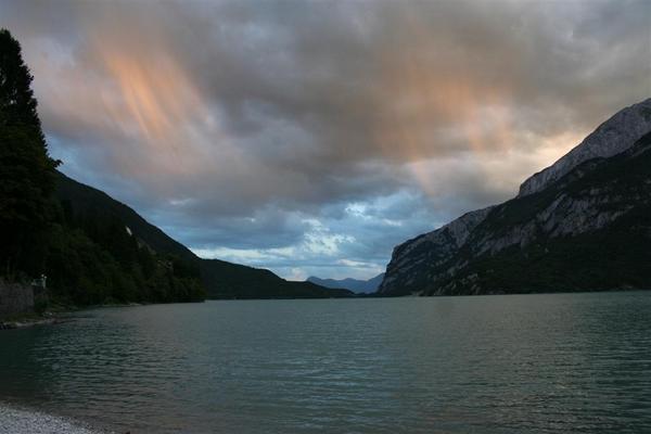 LagoPark's tweet photo. si scruta verso l'orizzonte .. con il rischio di perdersi..
il cielo sopra  #molveno http://t.co/L6ioAgak2t