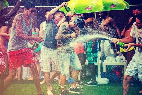 Champagne Shower. L'alcool c'est de l'eau.