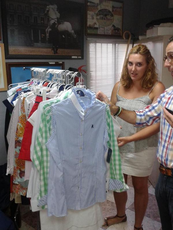 elcaballomaikel's tweet photo. Como disfruta @melisaperez86  escojiendo la ropa de la nueva temporada de LA JACA http://t.co/zMUiJy8exR