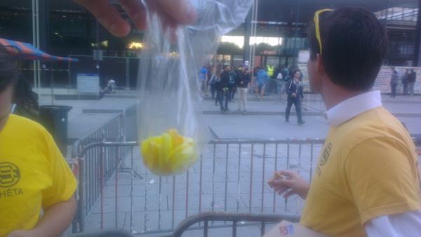 IntroBaas's tweet image. Mensen: #geel, munten: #geel, bier: #geel! Dit moet wel tering vet worden! #introtue