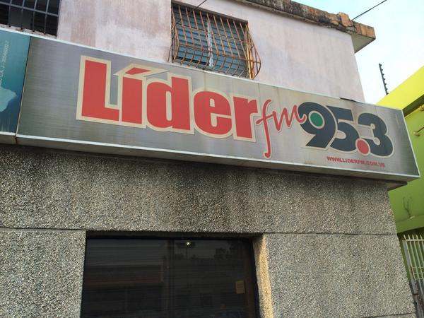 songguayoyo's tweet photo. En la emisora @lider953fm en el programa #ElTrioDeLasSeis con @AdrianDJHA @YuniAcosta y Adriana Hurtado http://t.co/w1aGb5lqvz
