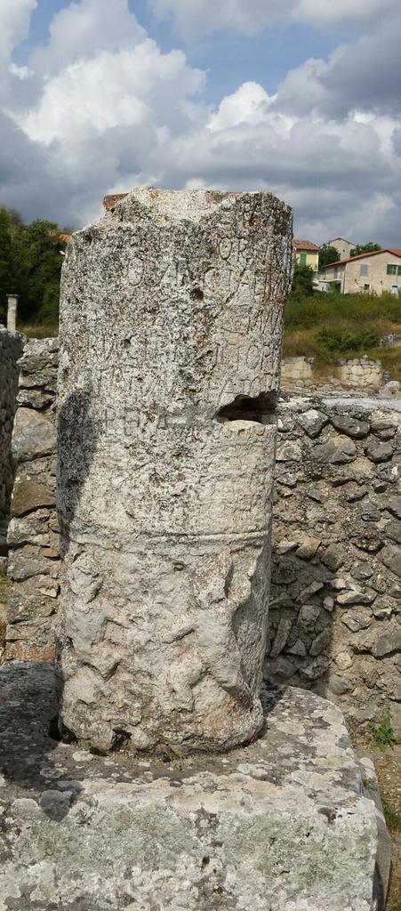 tiramisutwin's tweet image. Faces in places #romancolumn #albafucens