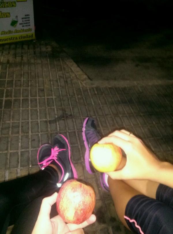 Rocio9010's tweet photo. Vida sana planazo -_-'' @geles_sanchez http://t.co/ZeiEi5VPFX
