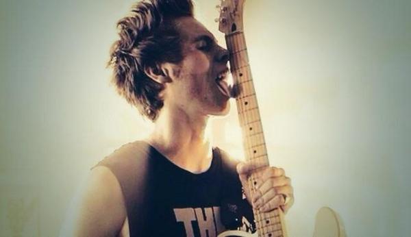 “@irIsatan: Licking this guitar like its Angel's dick. ” same.