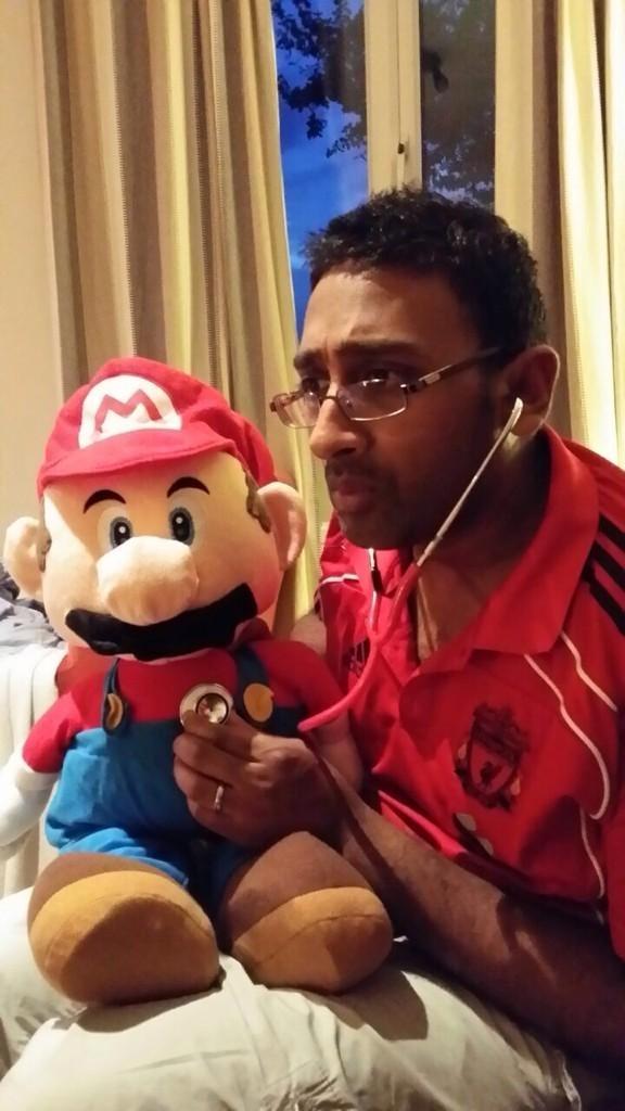 "<a href="/VoiceOfAnfield/">@voiceofanfield</a>: Mario has his medical "

Læknisskođun ađ klárast hjá super mario