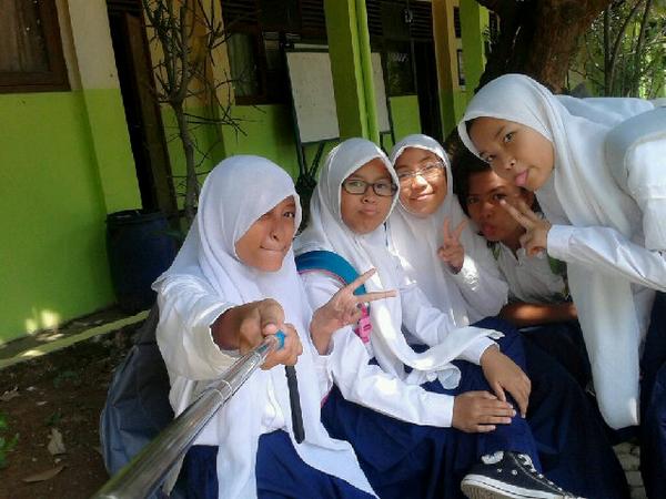 RahmahAdelia's tweet photo. With friend's http://t.co/OupWvsR85G