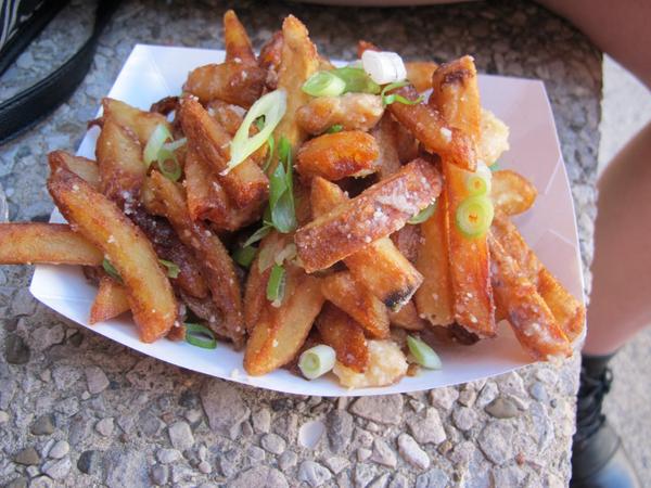 chasingfoodtrks's tweet photo. Parmesan, garlic, and onions make for some tasty fries @FlyingPotatoFT http://t.co/AjcR4zBFKC