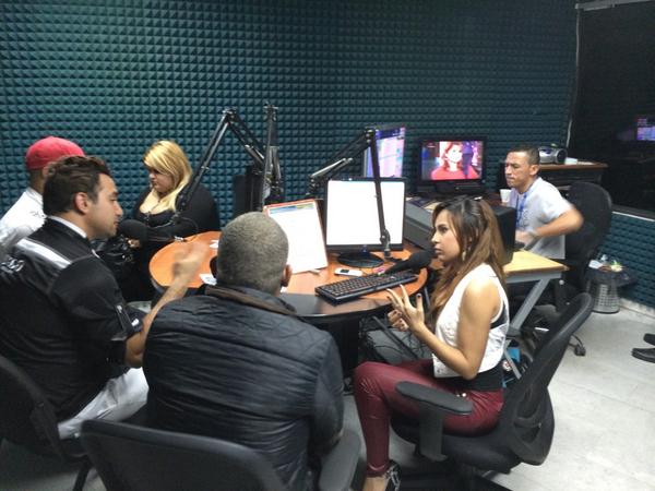 songguayoyo's tweet photo. Ya en la entrevista @ALENGUASUELTA en @rumbera987fm y su gran operador de audio @jefefico un programa muy dinámico http://t.co/vWhQgAq7lH