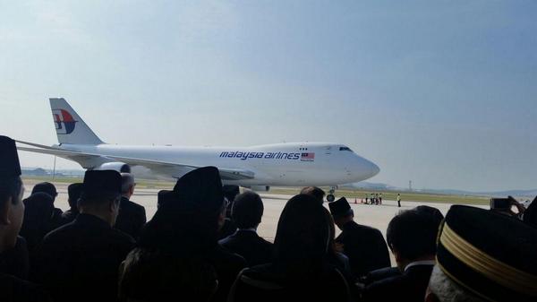 #PrayforMH17 - Plane that brought the bodies back.