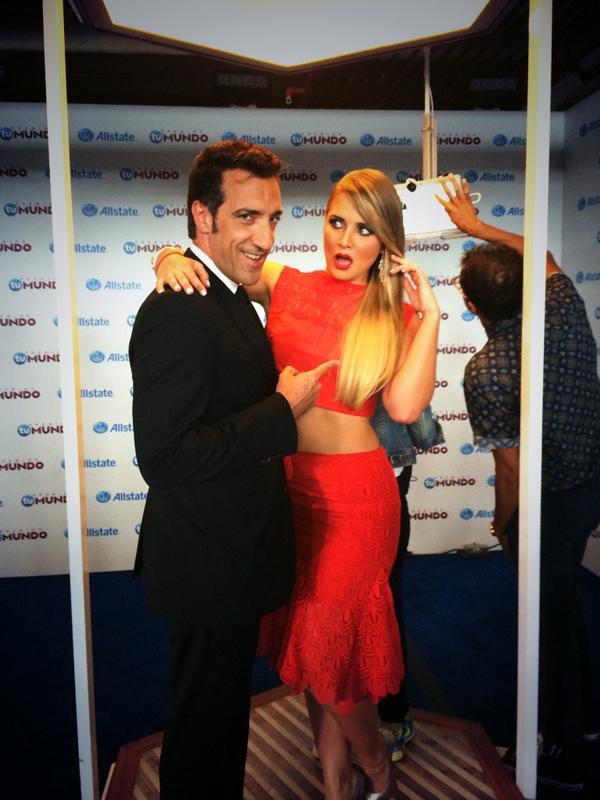 Kimy2Ramos's tweet photo. “@ayanvalle: The making of... @Kimy2Ramos @soylamalasuerte @vineapp #PremiosTuMundo http://t.co/UsjUB5nIPv”