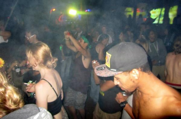 UndeadPromos's tweet photo. #FreeLoveFest #UndeadPromosDMV #crowd #rave #edm #EDMFestivals #lightshow #visuals #party #plur #movement #festi http://t.co/qIG6xRqgxW