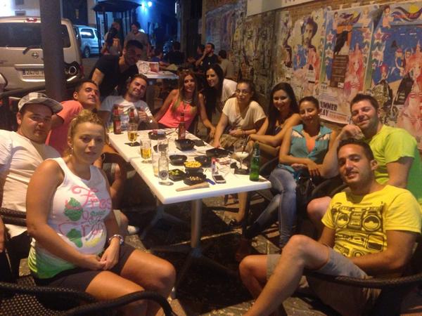 kikijimenezcord's tweet photo. Estamos tan agustito😌😌!! @Sonia_mlg @valeroflipi @jumiloc @RocioMate @11figui1986 !! 🍺🍻💃💃👏👏 http://t.co/nAVF9Dbu11