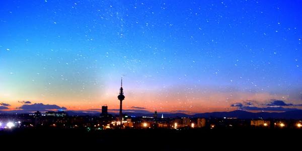 tipicademadrid's tweet photo. "Noches de verano paseando por Madrid". http://t.co/P7ceS0Ogwd
