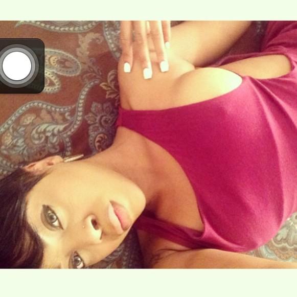 LorrainesWorld_'s tweet photo. 💅👀 RT“@DJZeeti: twitpic a sideboob selfie” http://t.co/kCkhiKJxpp