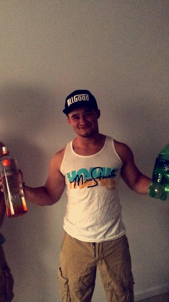 JsonPeacock1's tweet photo. "That peach ciroc mixed with some sprite, maybe some Molly." @Mike_Stud #halfgal #uhyuhh http://t.co/rCY6t5B1Nn
