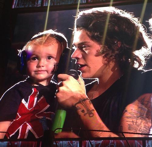 1DPortopt's tweet photo. Harry e o Cameron ontem durante mais um concerto da #WWAT em Nashville, Tennessee!! #1DPorto #1DNews http://t.co/ah6K6btVBZ