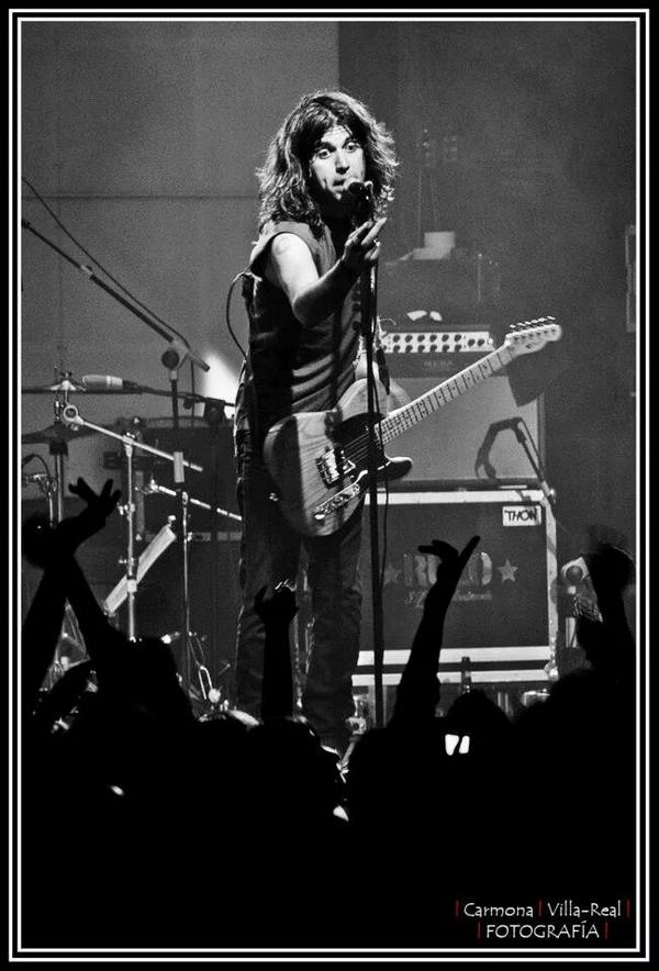Rock_Reels's tweet photo. Fuiste tú quien nos guió a muchos en esto del Rock. Hoy brindamos (con sed) por ti.
Felicidades, Raúl. @RuloMusica http://t.co/xs5YXfP2aT