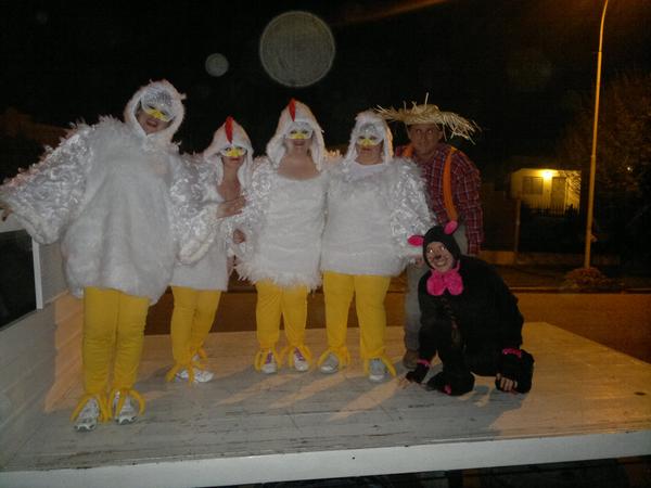 eveklug's tweet photo. #GenteQueBuscaGente2014 #fdd2014 se buscan fotos con las #gallinas =P http://t.co/2I7Cie3dj6