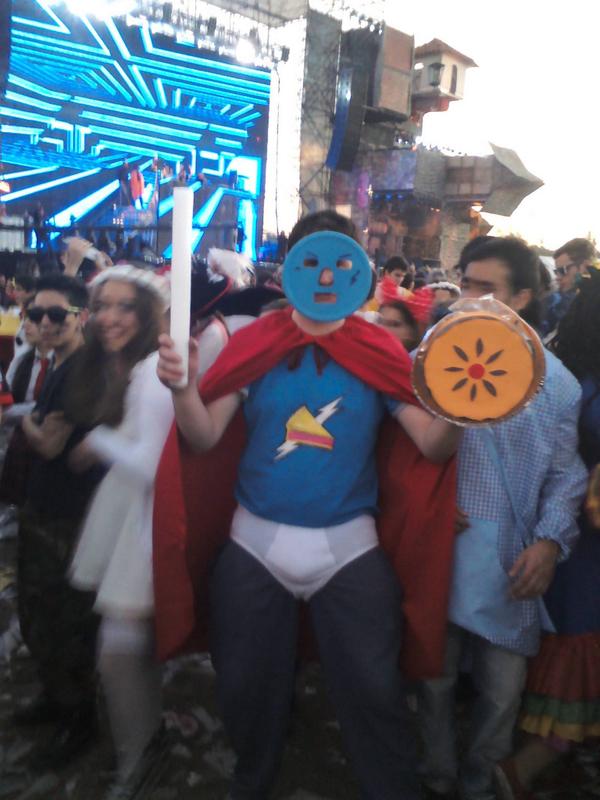 Patichulo's tweet photo. #GenteQueBuscaGente2014 a mi 1/2naranja q hallé en #FDD2014 así la hago un pie y seguir combatiendo la injusticia (?) http://t.co/Bpk5oHFoRb