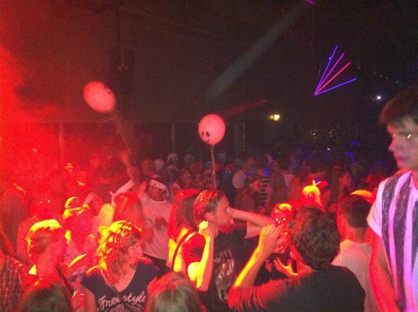 MFASbestuur's tweet photo. Geweldige afsluiting van een fantastische week! Vergeet je morgen niet in te schrijven!! #intro #MFAS http://t.co/krnc8nmCpU