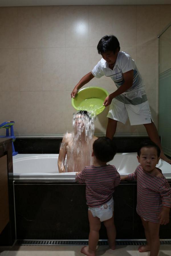 쌍둥이 아빠 이휘재씨가 21일 오후 아이스 버킷 챌리지에 나섰습니다! 이휘재씨는 소속사를 통해  "환자들과 그의 곁을 지키고 있을 가족들에게 이번 모금 운동이 희망의 메세지가 되길 바란다"고 전해왔습니다-