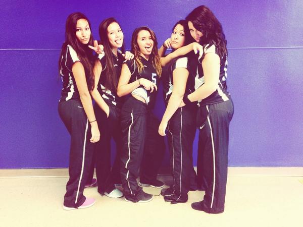 Solano__22's tweet photo. Squad #badbitches #notreally #butowell #missingflo #shewaseating #herfatself 😂 http://t.co/Fu1iFhIE4F