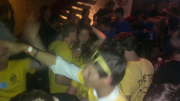 IntroBaas's tweet image. Ook hier alléén maar #geel aan de bar! @esrtheta #introtue