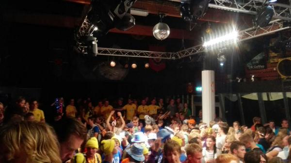 IntroBaas's tweet image. Helemaal #geel bij #demos! #losgaan! #introtue