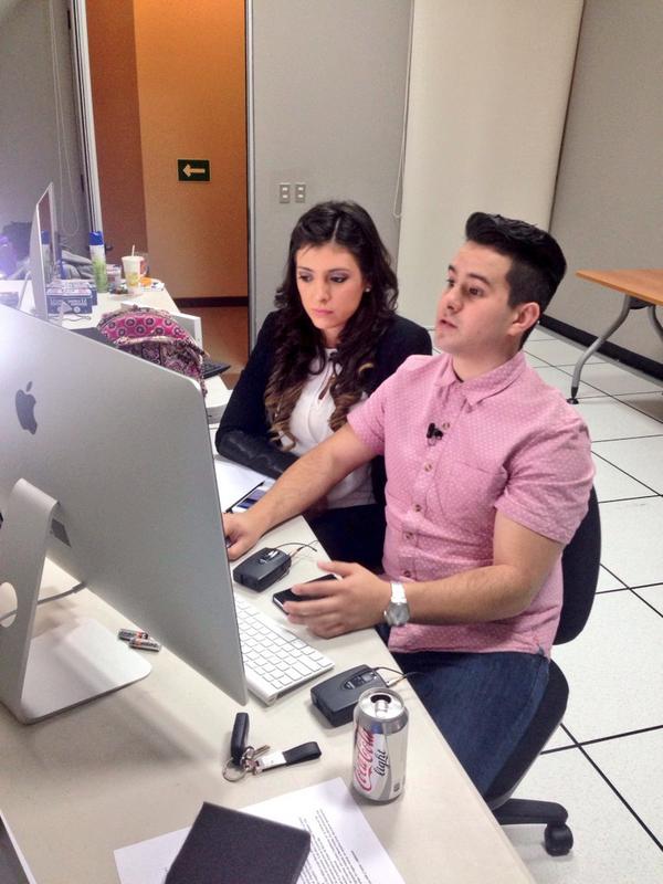 enmicasa_tv's tweet photo. En vivo los pastores @CashitoLuna y @alehluna orando por tus necesidades! Haz clic en https://t.co/uHzt7yoLEt http://t.co/r1NZpkqpMP