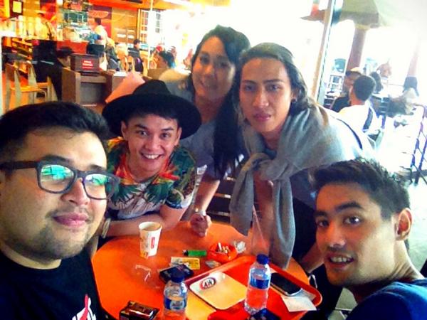 Aria284's tweet photo. Ready to go #inorout closing partyy.. @SteffianiReisa @abyrespati @IchsanAkbar @AkbarRais #neversaymaybe http://t.co/nhcb5jM1bC